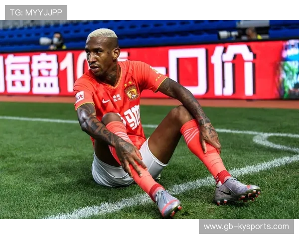 伊朗球员被雪砸中仍坚持比赛，获全场掌声，伊朗踢中国把球停在球门口